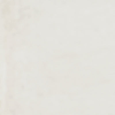 Cama King con paneles Realyn, cómoda y dos mesitas de noche