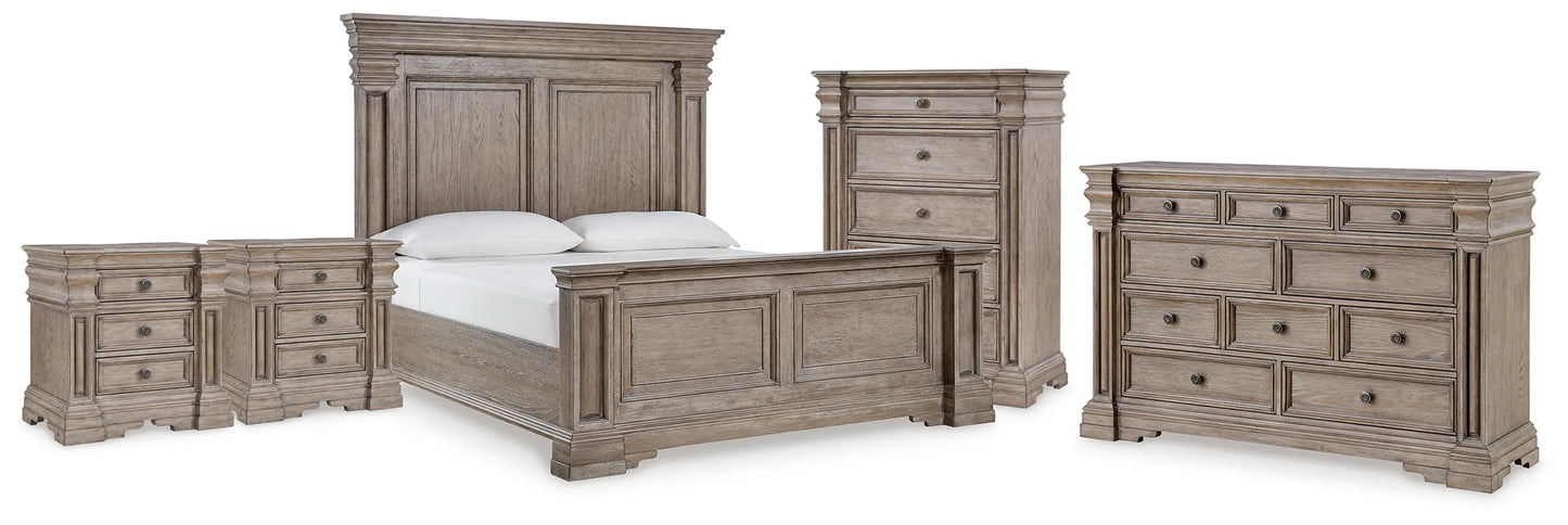Cama King con paneles Blairhurst, cómoda, arcón y dos mesitas de noche