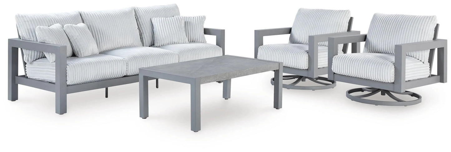 Sofá de exterior con vista a la luz de la luna, dos sillones y mesa de centro