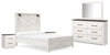 Cama Queen Gerridan con paneles, tocador, espejo y dos mesitas de noche