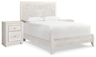 Cama Queen con paneles y dos mesitas de noche Paxberry