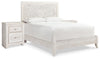 Cama Queen con paneles y dos mesitas de noche Paxberry