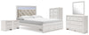 Cama Queen Altyra con espacio de almacenamiento, espejo, cómoda y dos mesitas de noche
