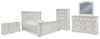 Cama Robbinsdale King con paneles, tocador, espejo, cómoda y dos mesitas de noche