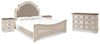 Cama King con paneles Realyn, cómoda y dos mesitas de noche