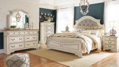 Cama King con paneles Realyn, tocador, espejo, cómoda y dos mesitas de noche