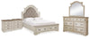 Cama Queen Realyn con paneles, tocador, espejo y dos mesitas de noche