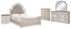 Cama Queen tapizada Realyn con paneles, tocador, espejo, cómoda y mesita de noche