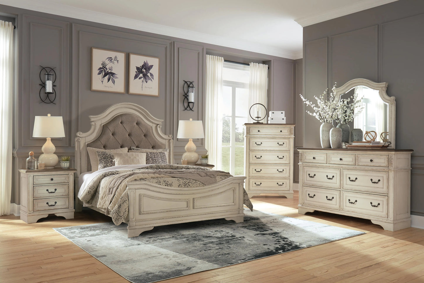 Cama Queen tapizada Realyn con paneles, tocador, espejo, cómoda y dos mesitas de noche
