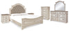 Cama King con paneles Realyn, tocador, espejo, cómoda y dos mesitas de noche