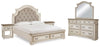 Cama King con paneles Realyn, tocador, espejo y dos mesitas de noche