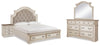 Cama tapizada Realyn King con paneles, tocador, espejo y mesita de noche