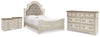 Cama Queen Realyn con paneles tapizados, cómoda y dos mesitas de noche