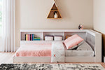 Cama con estantería completa y espacio de almacenamiento Piperton