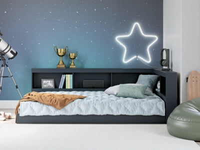 Cama Simmenfort con estantería completa y espacio de almacenamiento