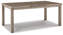 Mesa de comedor al aire libre frente a la playa