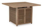Mesa de bar al aire libre con fogata de Walton Bridge