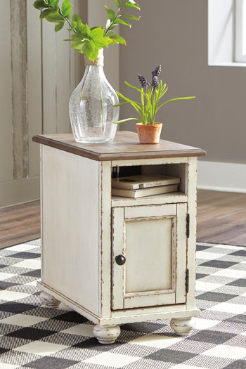 Mesa auxiliar Realyn Chairside