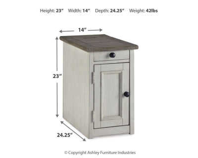 Mesa auxiliar Bolanburg Chairside con puertos y enchufes USB