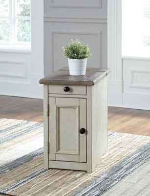Mesa auxiliar Bolanburg Chairside con puertos y enchufes USB