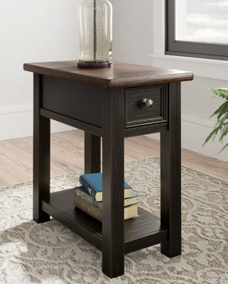 Mesa auxiliar junto a la silla Tyler Creek