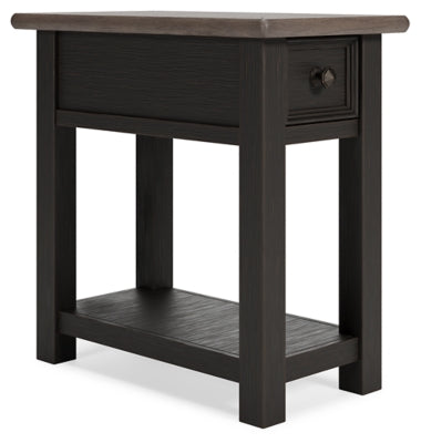Mesa auxiliar junto a la silla Tyler Creek