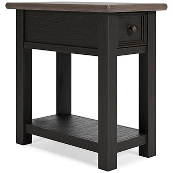 Mesa auxiliar junto a la silla Tyler Creek